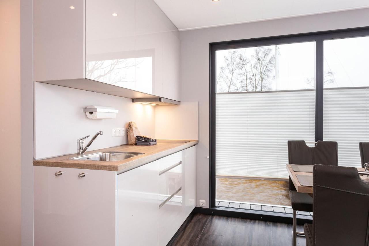 Welcome In - Houseboat 'Elysium' Met Eigen Aanlegsteiger Sneek - Offingawier ภายนอก รูปภาพ