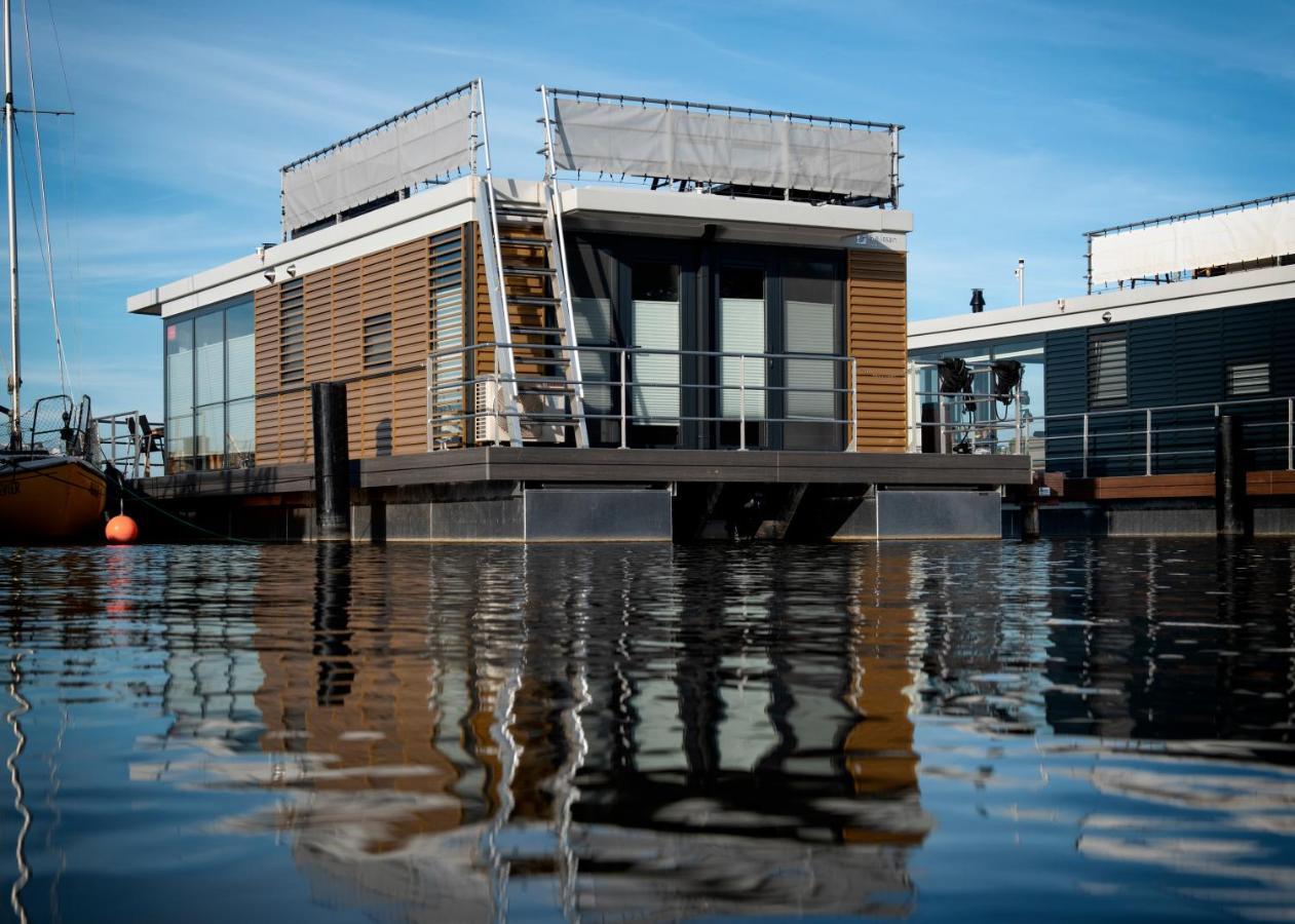 Welcome In - Houseboat 'Elysium' Met Eigen Aanlegsteiger Sneek - Offingawier ภายนอก รูปภาพ