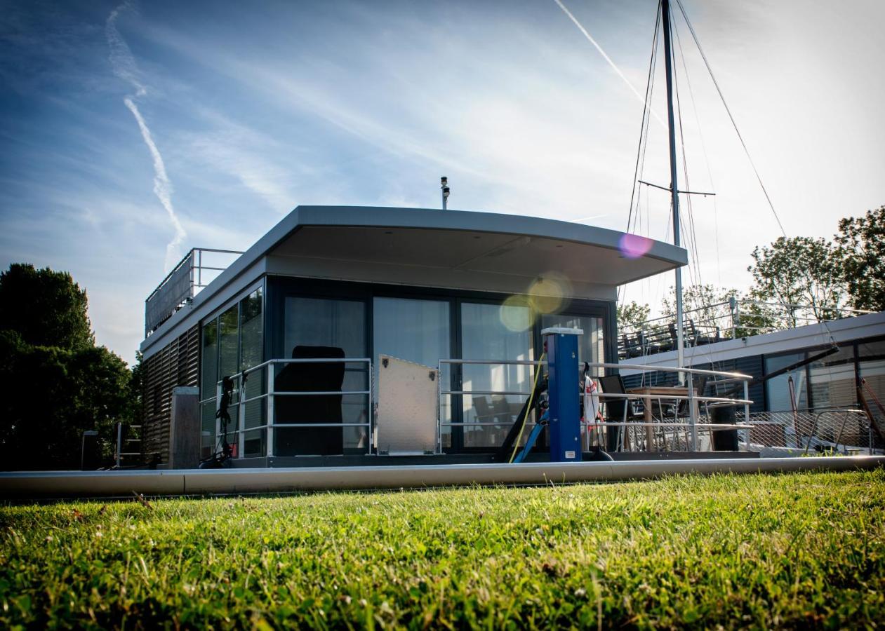 Welcome In - Houseboat 'Elysium' Met Eigen Aanlegsteiger Sneek - Offingawier ภายนอก รูปภาพ