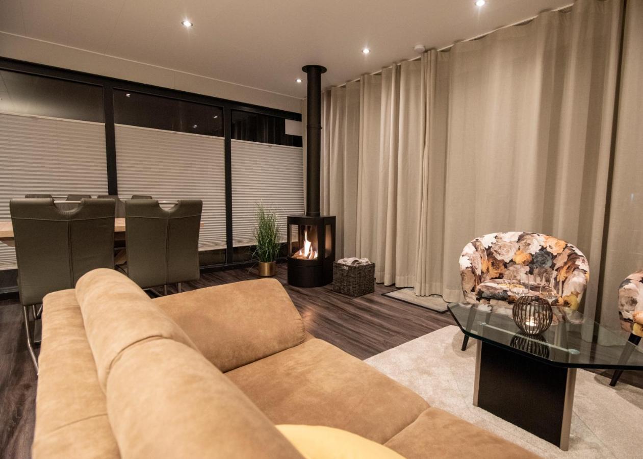Welcome In - Houseboat 'Elysium' Met Eigen Aanlegsteiger Sneek - Offingawier ภายนอก รูปภาพ