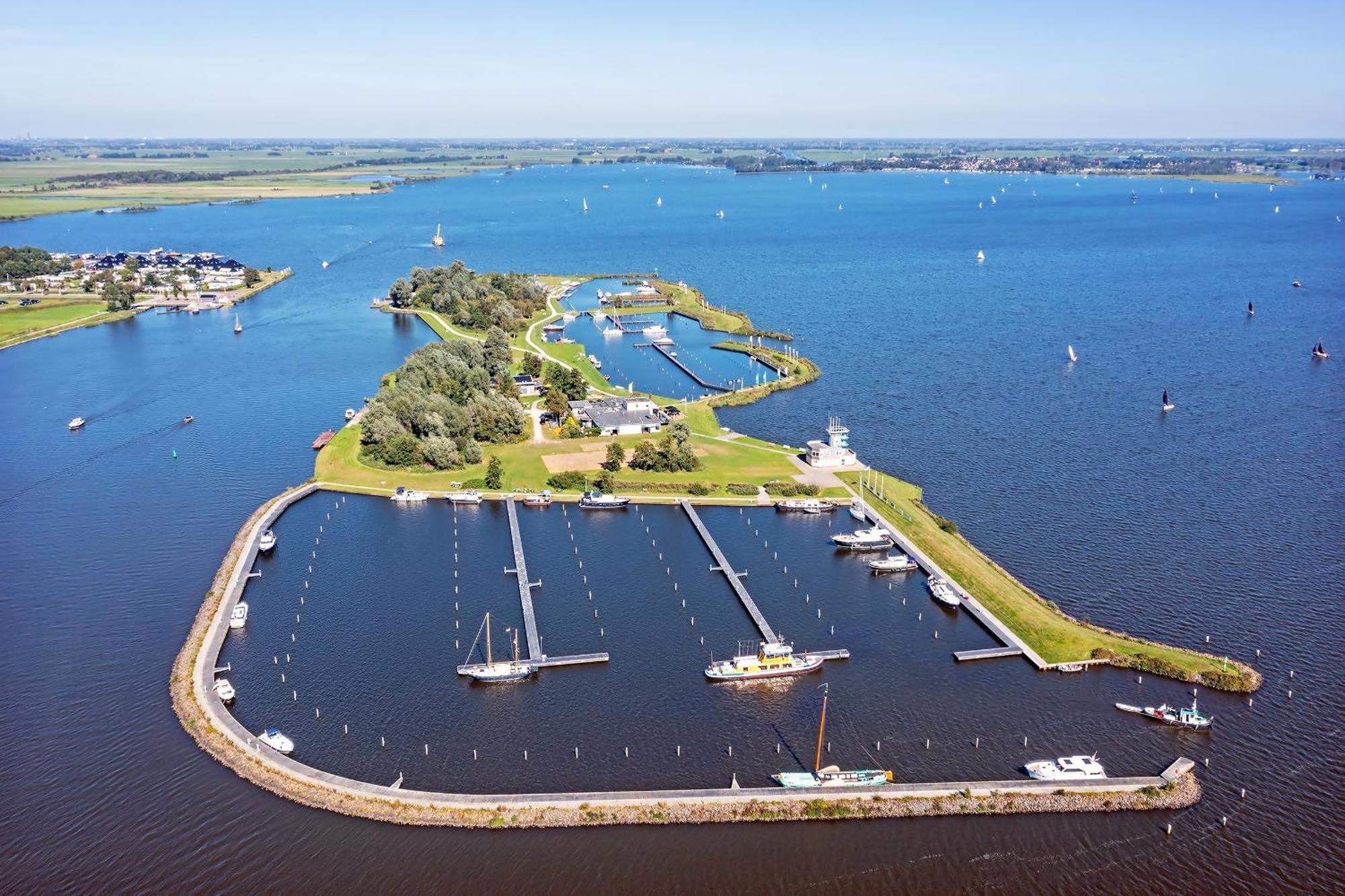 Welcome In - Houseboat 'Elysium' Met Eigen Aanlegsteiger Sneek - Offingawier ภายนอก รูปภาพ
